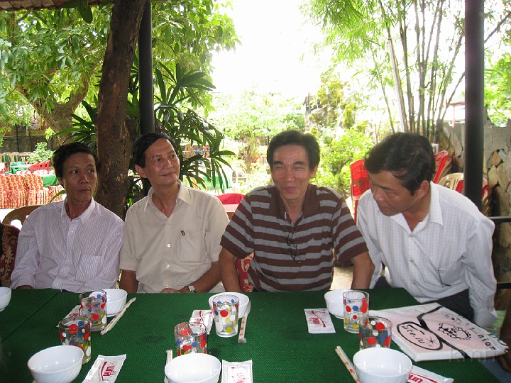 K3 voi Mai Huong_IMG_0023.jpg - Từ trái: Nguyễn Viết Dũng K5, Bảo Lực K3, Võ Đại Phú K3, Hạnh K7